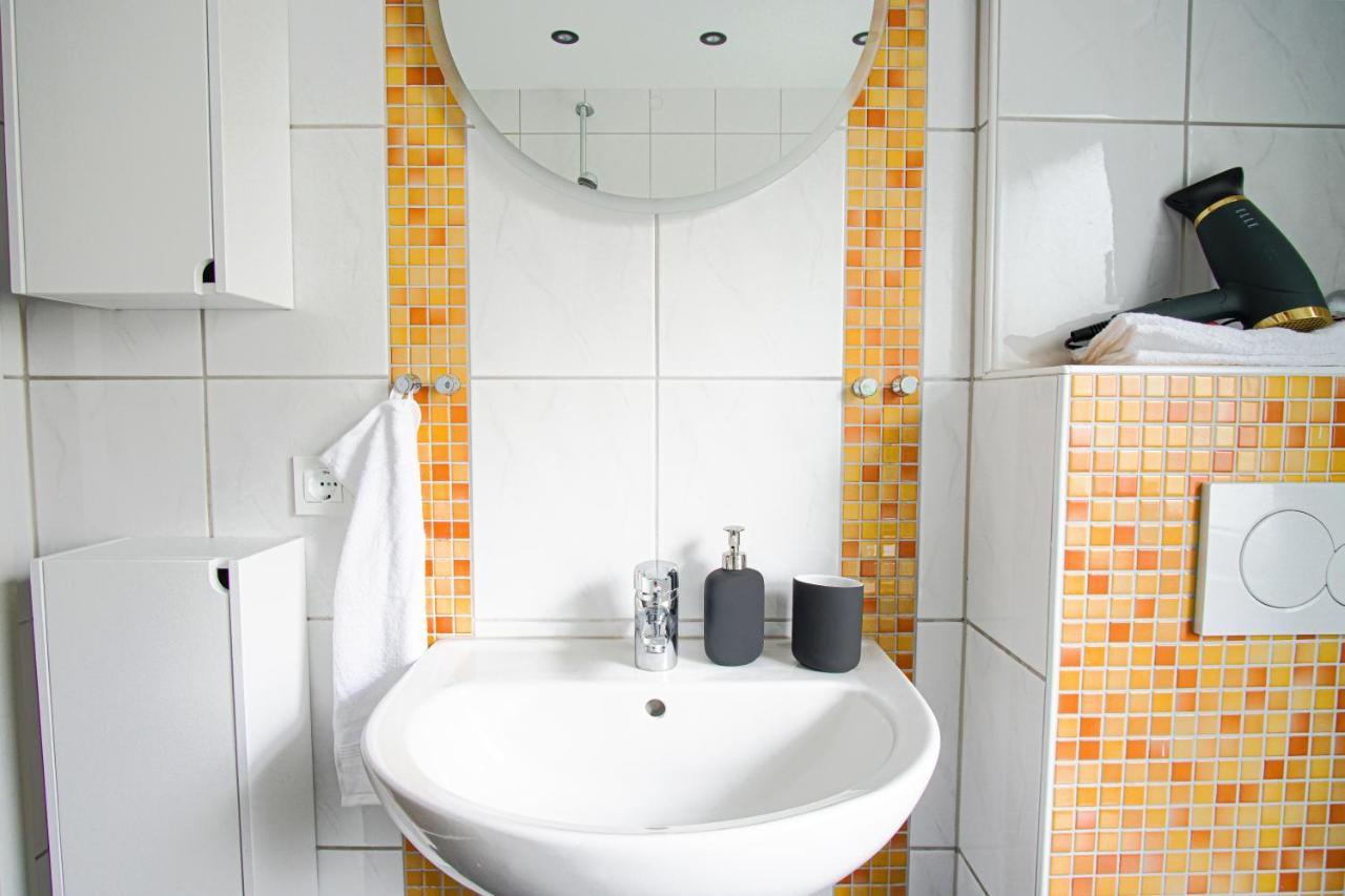 Homefy Bright And Cozy Holiday Apartment - Washer & Dryer - Free Parking Essen Exterior photo